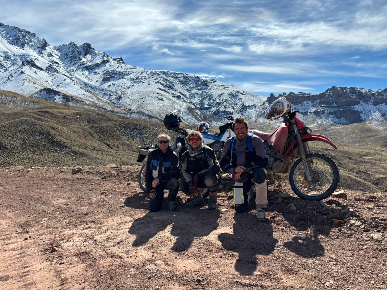 Grupo de riders junto a sus motos en una travesía por la Patagonia