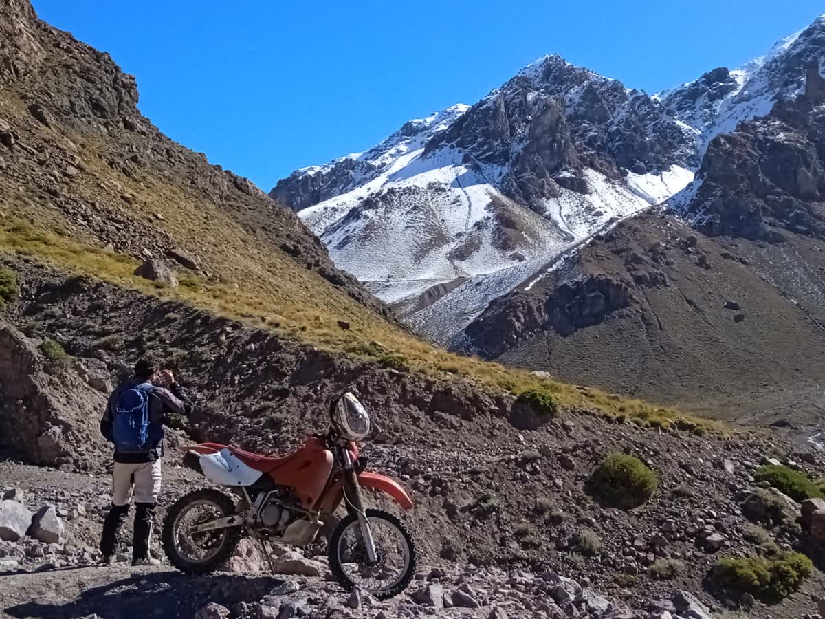 Moto de aventura frente a la cordillera en el oeste argentino