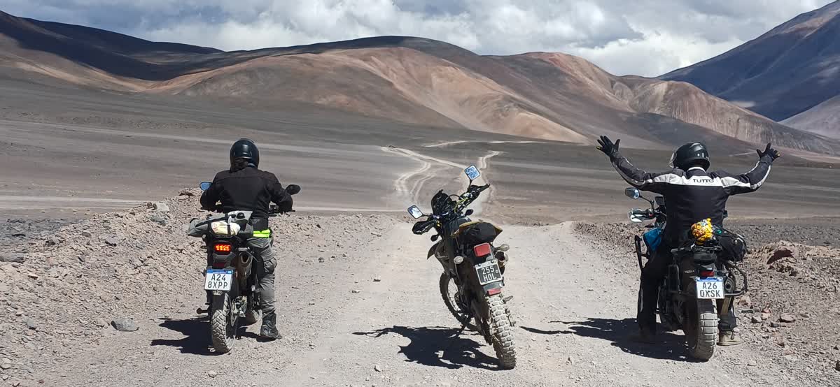 Motociclistas recorriendo un paisaje volcánico de Catamarca